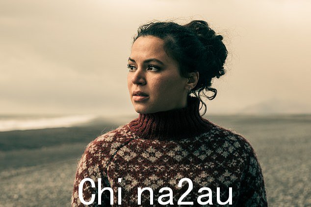 Aldis Amah Hamilton,也是该剧的共同编剧,在 Black Sands 中扮演侦探 Anita Elinardottir