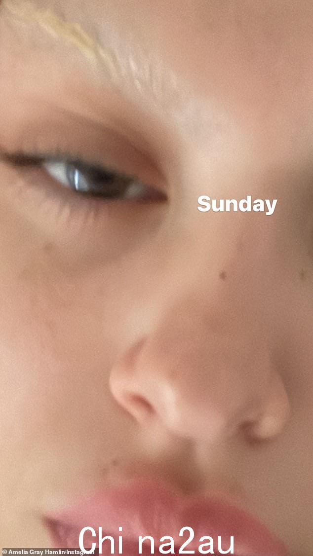 'Sunday':周日早上,拥有 130 万 Instagram 粉丝的 Amelia 拍摄了她浓密的金色眉毛的特写照片,她在 9 月份将其漂白为“时尚” class=