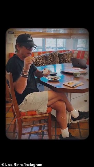 Harry 抱怨道:'真的很拥挤。我这辈子去过的最贵的商店。真的挤满了人,所以他们一定是在赚钱,因为,你知道吗,我带着一个 80 美元的小包走了出去'