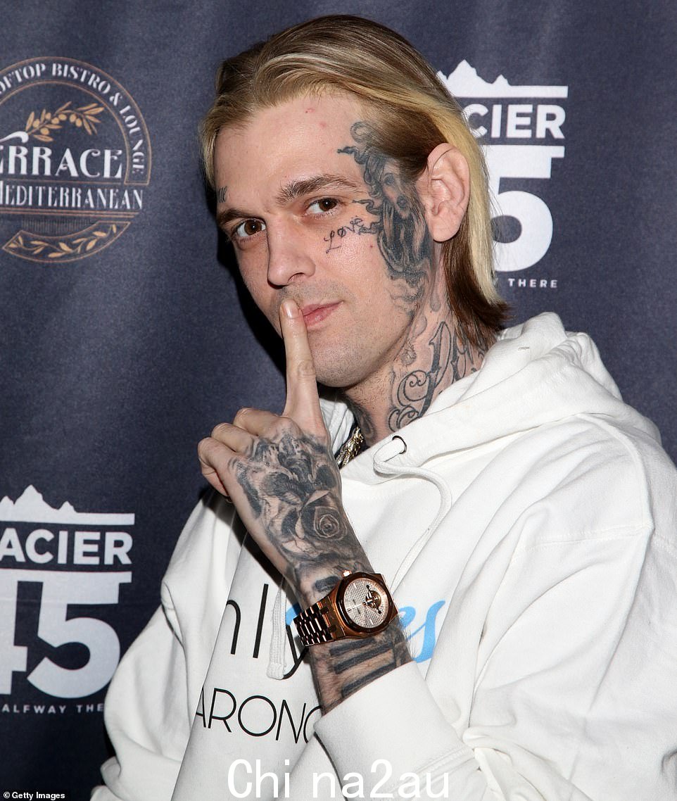 Aaron Carter 于 2022 年 2 月 12 日抵达拉里·弗林特的骗子俱乐部的“骗子之王”男讽刺剧