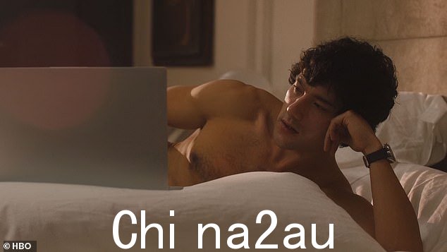 Masturbating: Harper 回到房间...但与此同时我们看到 Ethan 回到他的房间,手淫到色情