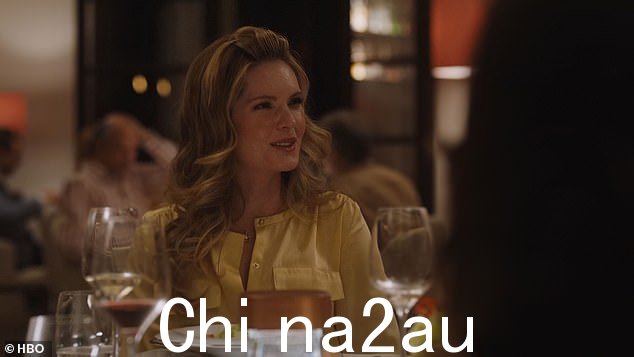 担心:Daphne 和 Cameron 正在与 Harper 和 Ethan 共进晚餐,因为 Daphne 很担心她的妈妈