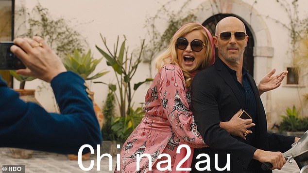 作弊?:Tanya McQuoid (Jennifer Coolidge) 李尔ns 她的丈夫 Greg (Jon Gries) 很可能在《白莲花第二季》第二集中欺骗了她