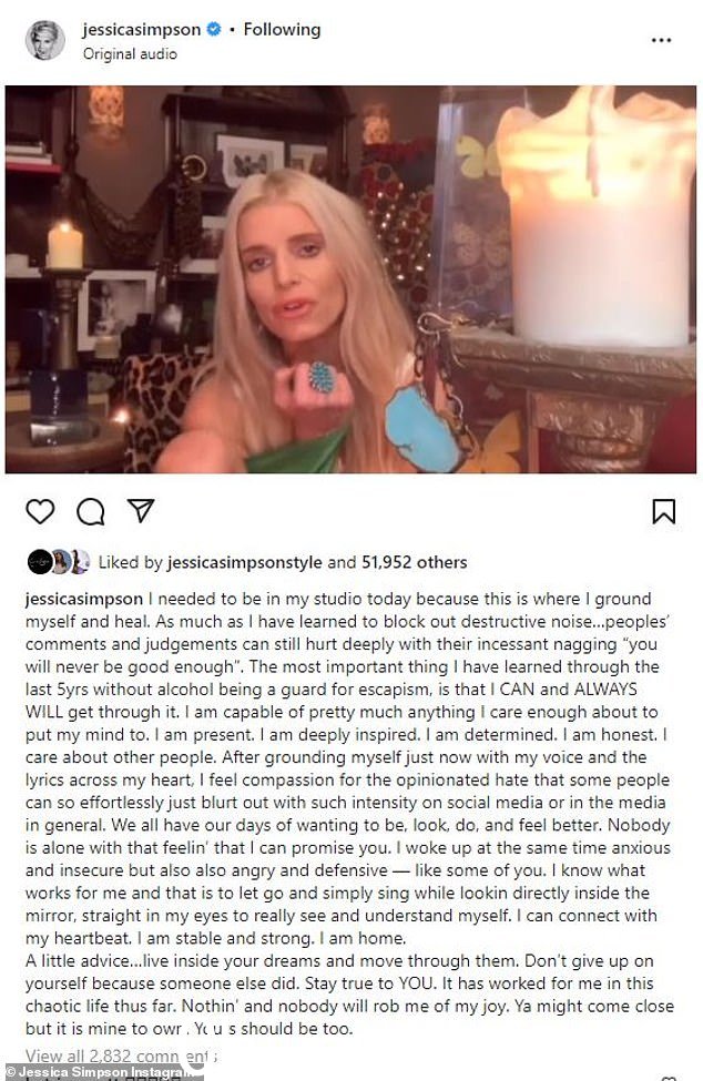 回击:Jessica Simpson 似乎回应了她的粉丝对她最近的“奇怪”Pottery Barn 视频表达的一些担忧,视频中她似乎含糊其辞“class=