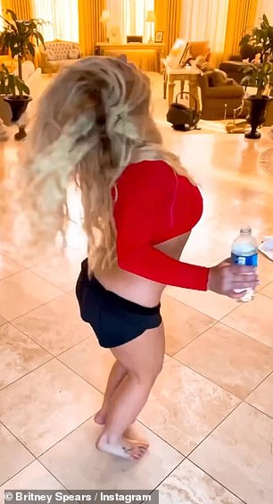 Hydrated: 在视频中的某些时候,斯皮尔斯拿着一个塑料水瓶