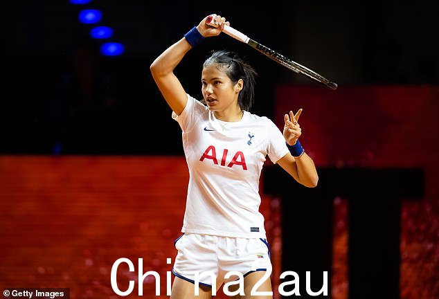 Emma Raducanu - 穿着托特纳姆热刺球衣练习 - 与英格兰队长 Harry Kane 进行了几次对话