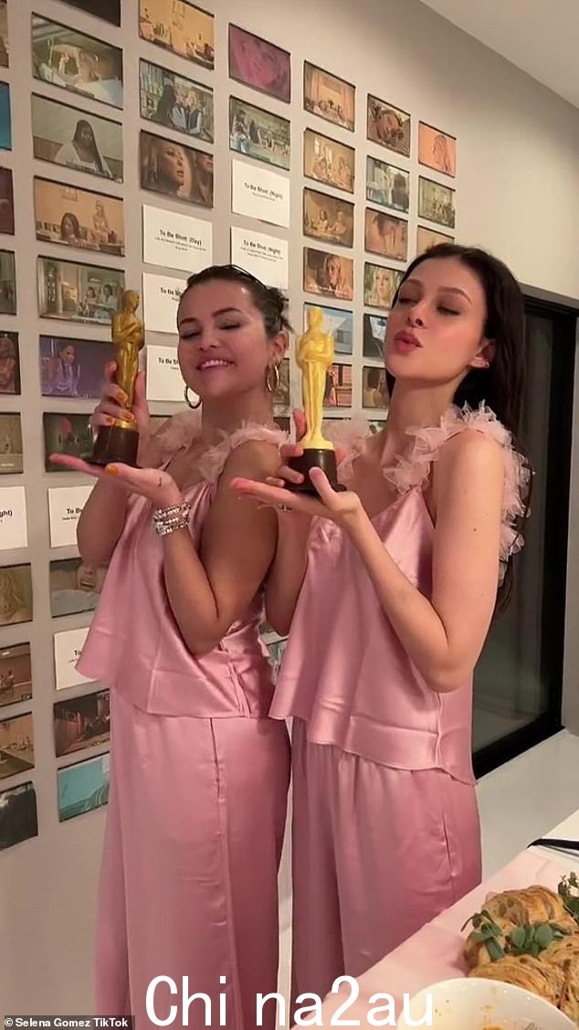 Winners: Selena 和 Nicola 也被看到摆出姿势,他们举着复制的奥斯卡小雕像