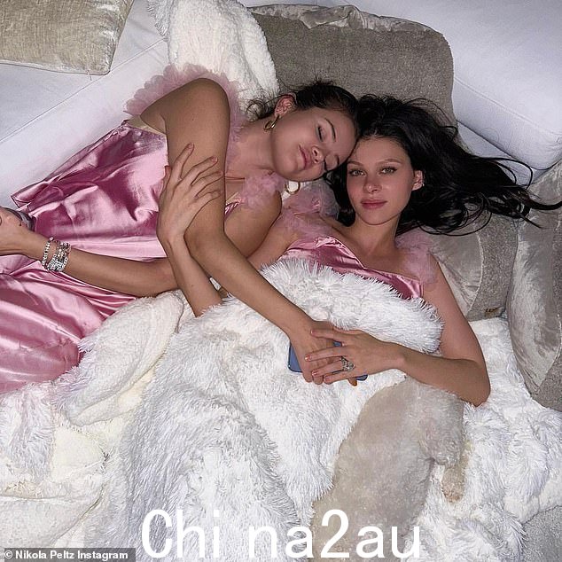 女孩之夜:'女孩之夜庆祝你美丽的纪录片祝贺赛琳娜!' Nicola 在她的 Instagram 上写道“class=