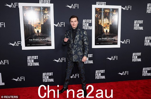 Slick: 他在夹克下面穿了一件黑色系扣衬衫,把棕色的头发梳到脑后