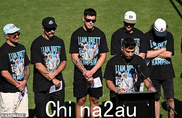 Jordan Riki(中)为他的朋友在服务上发言,他的目标是在海豚 NRL 方面获得一席之地
