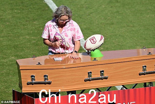Lorna Morton,Liam Hampson 的母亲在红崖海豚队球员的葬礼上在棺材上放了一只足球鞋(如图)