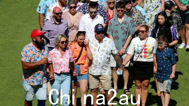 周一,数百人聚集在摩顿体育场,为 NRL 新星利亚姆·汉普森举行情感追悼会。图片David Clark