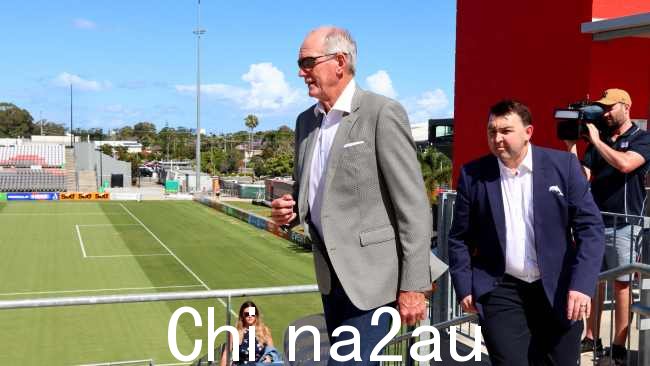 数百人聚集在莫顿体育场为汉普森的公共服务,包括海豚队 NRL 教练韦恩贝内特。图片 David Clark
