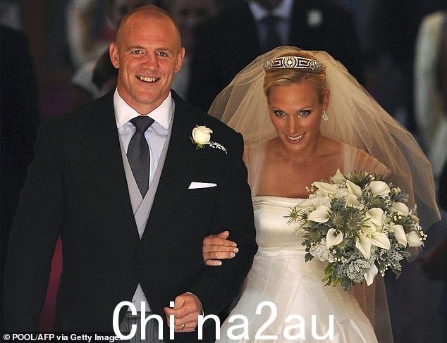 前橄榄球运动员 Mike Tindall 与妻子 Zara 在 2011 年的婚礼上合影