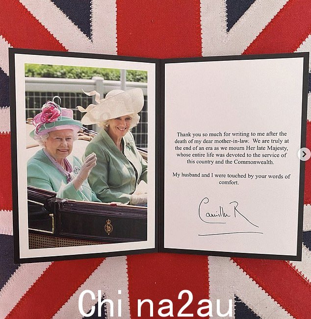 王后的感谢信中有一张与她已故岳母在马车上的可爱照片——两位女性都穿着相配的浅绿色色调，笑容灿烂（如图）