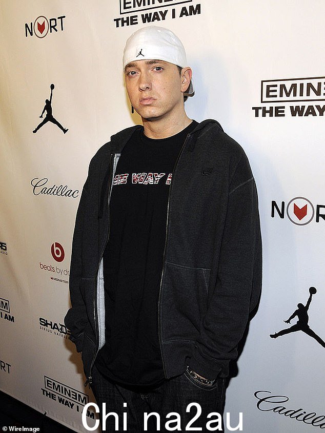投掷ack: Eminem 在去康复之前服用过量美沙酮后于 2007 年 12 月住院时正在与处方药成瘾作斗争(摄于 2008 年)