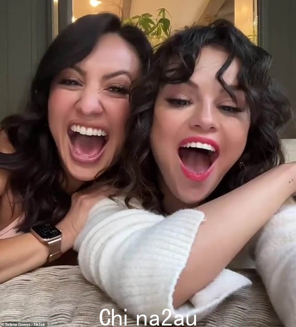 最近,Francia 和 Selena 联手于 2022 年 7 月在 TikTok 上发布了一段搞笑视频