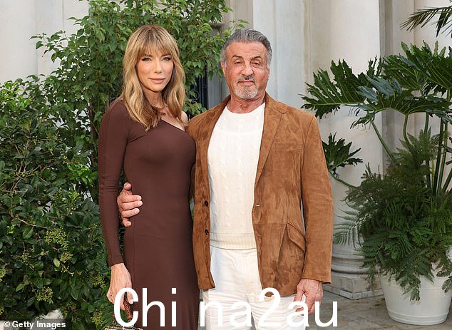 坦率地说:西尔维斯特史泰龙透露他与妻子詹妮弗弗莱文的短暂分手将成为家庭新派拉蒙 + 节目的一部分,因为人们猜测这对夫妇的分手p 为电视上演(上个月合照)