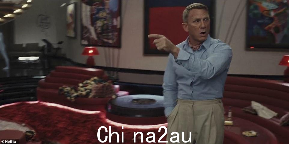 危险:然后克雷格告诉客人“锁上门,待在房间里”,结尾是“每个人都有危险”