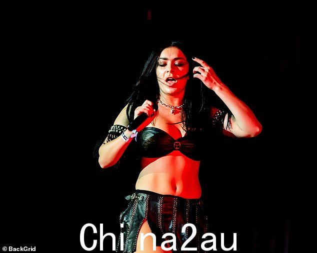 耸人听闻：Charli XCX 周一在圣保罗举行的 Primavera Festival Sound 舞台上表演时展示了她令人难以置信的身材和歌声