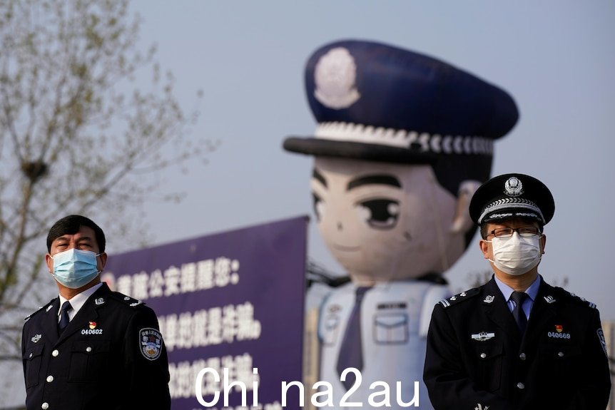 两名警察站在北京街头