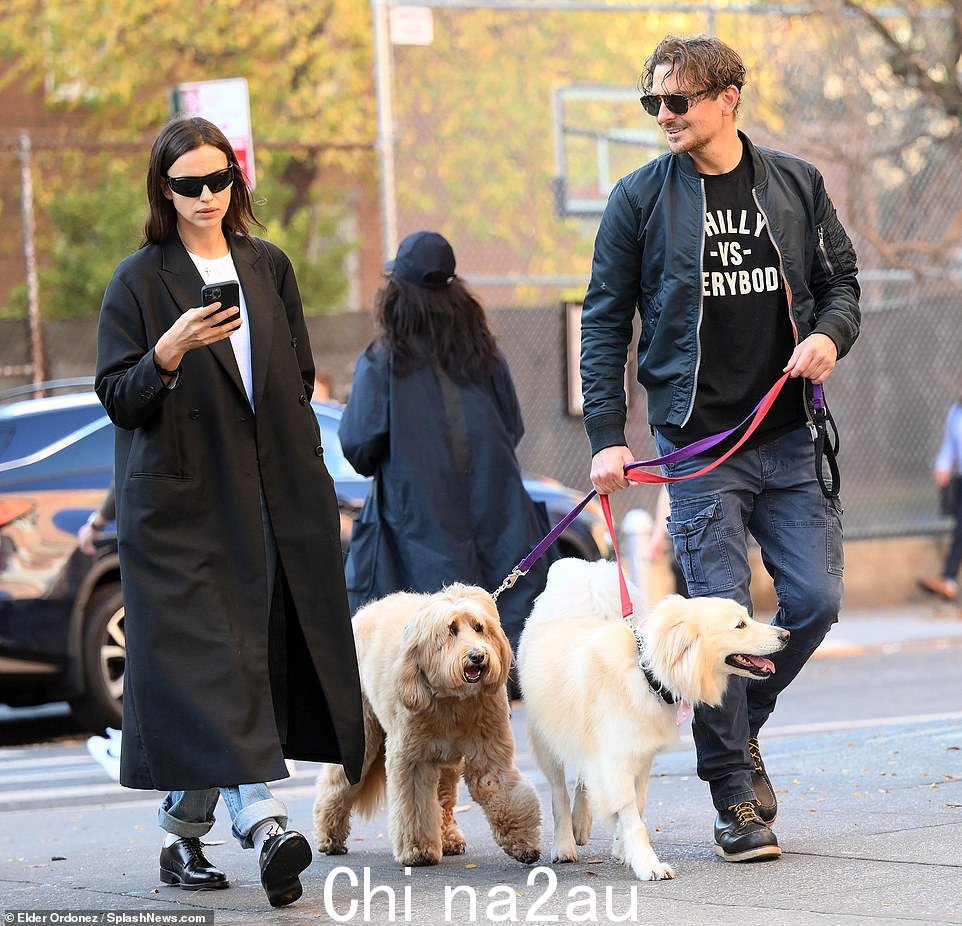 Couple's outing: 两人从忙碌的日程中得到了休息