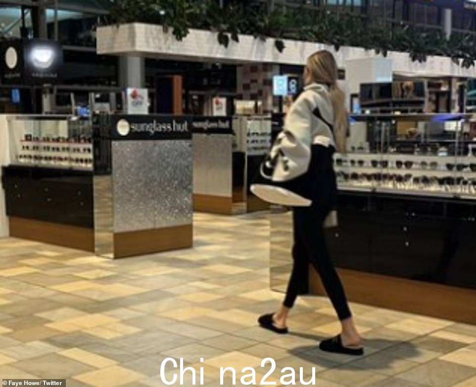 赶飞机:她现在已经在回家的路上接受未婚妻布拉德利·达克(Bradley Dack)的安慰,因为她曾试图乞求节目老板返回营地但徒劳无功(摄于当地时间晚上 7 点在布里斯班机场)