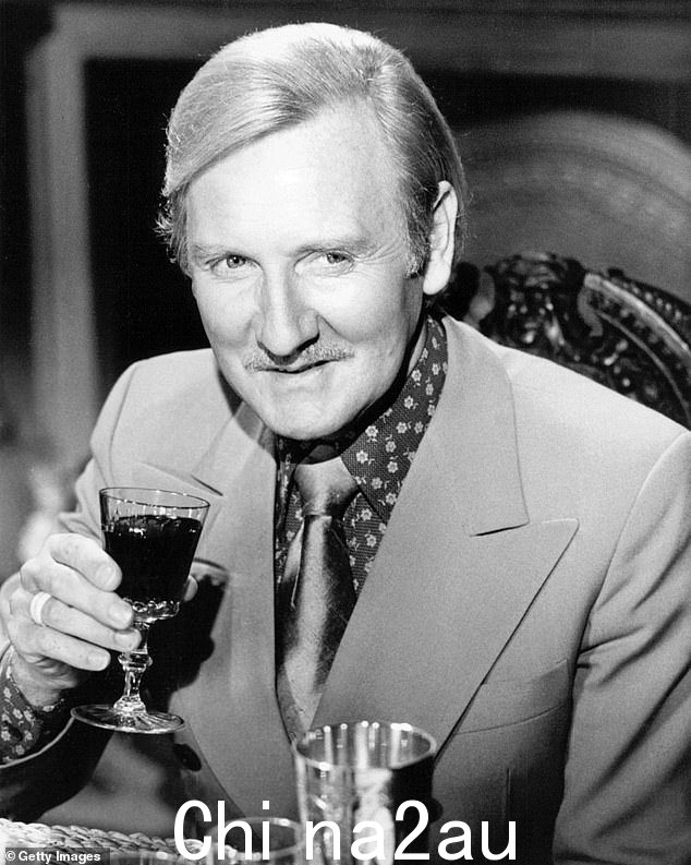 Leslie Phillips 1975年喝了一杯酒。晚年中风