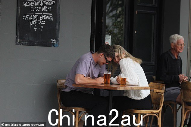 这对夫妇在伊夫利酒店享用了一杯啤酒,互相拥抱并亲吻