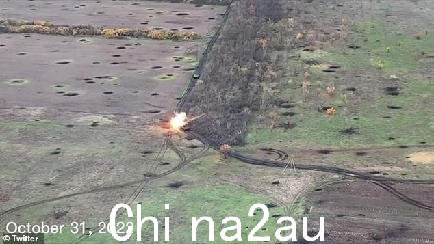 更多镜头显示俄罗斯士兵驾驶他们的坦克穿过雷区,他们的车辆一辆接一辆起火