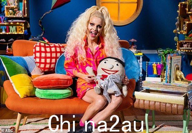 ABC 被指控通过播放一个节目来“修饰”儿童,其中著名的变装皇后 Courtney Act(如图)阅读一本关于一个穿裤子的女孩的儿童读物