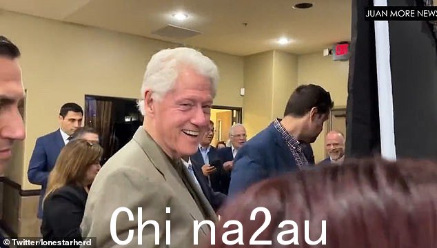 克林顿走开了,仍然笑着说:'我认为证据很清楚'