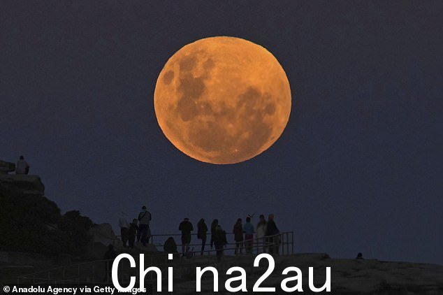 当太阳、地球和月亮对齐时发生血月事件,导致月球进入地球的阴影。当月球完全被覆盖时,它会变成深红色,这就是为什么它被称为“血月”