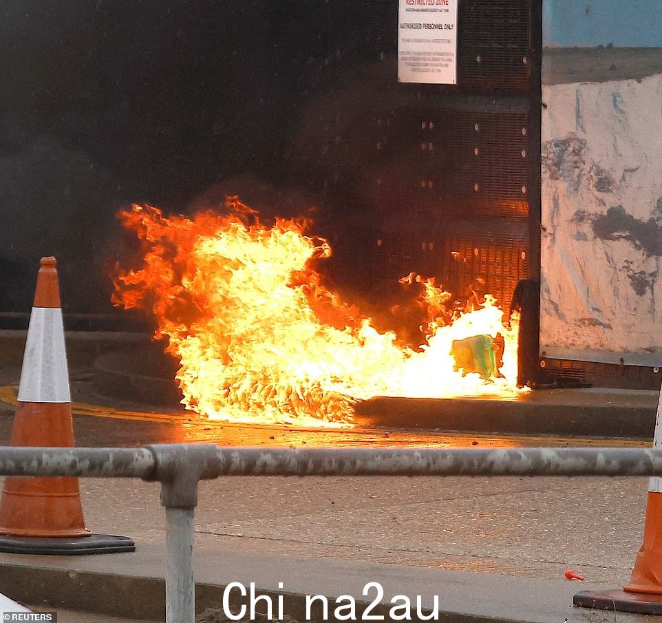 三个炸弹中的一个据了解没有爆炸,而另外两个被点燃