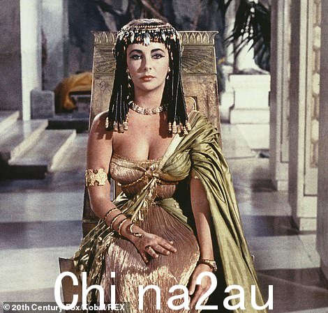 Cleopatra 从公元前 51 年到公元前 30 年统治——直到她去世的那一天,图为伊丽莎白·泰勒在 1960 年的电影 Cleopatra