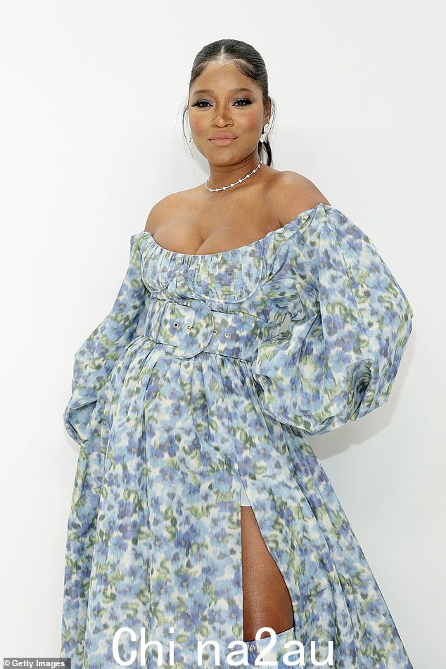 红地毯准备就绪:Keke Palmer 在 2022 年美国时装设计师协会奖颁奖典礼上登上红地毯时,展现了令人惊艳的银色外观