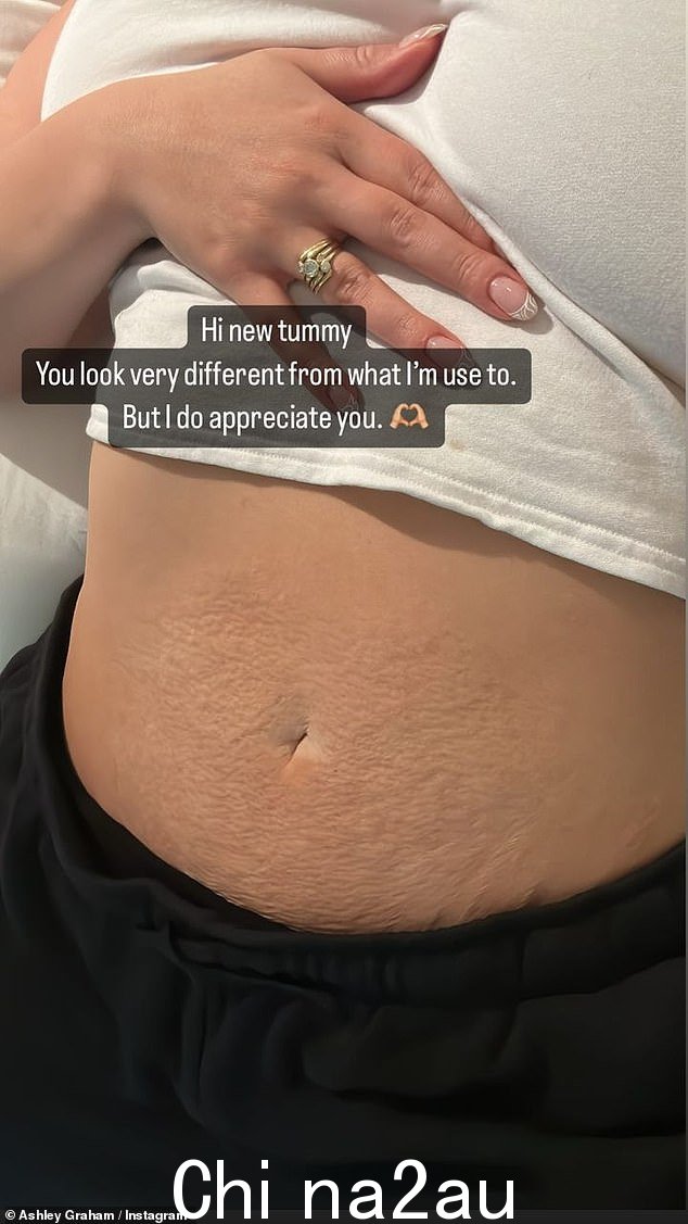 Candid: Ashley Graham 周三在 Instagram 上很活跃,因为她突然出现与她的追随者分享她产后肚子的照片