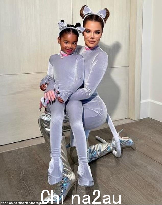 Last week: Khloé Kardashian 和她的女儿上周在万圣节打扮成“灰猫”