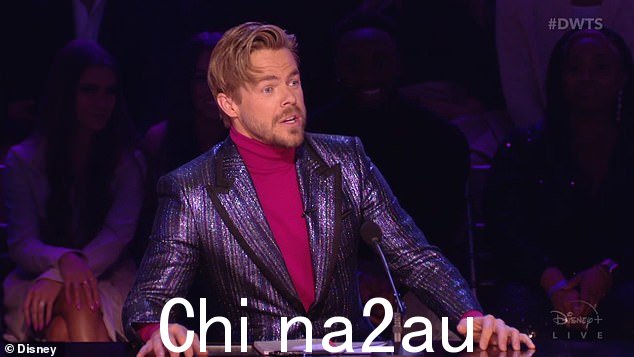 变得情绪化:'那太强大了,'Derek Hough 哭着说