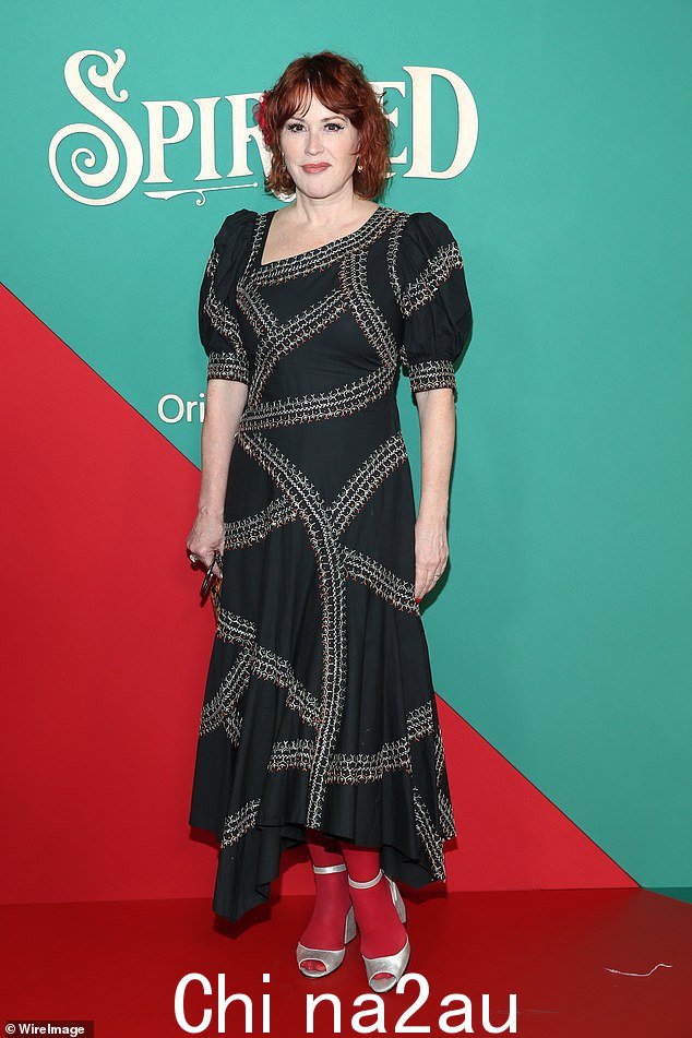 1980s 明星:十六支蜡烛明星 Molly Ringwald 身穿黑色长裙,大袖蓬松