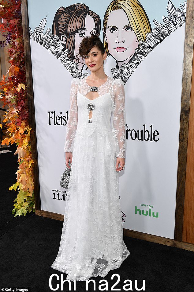 Lizzy in white:Lizzy Caplan 在 Fleishman Is In T 中穿着白色礼服卢布在卡内基音乐厅的纽约首映式