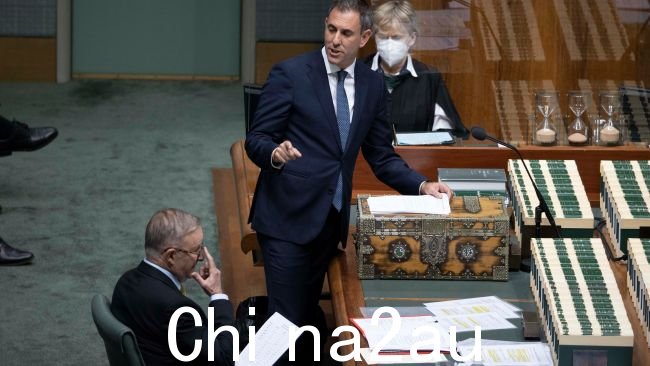 作为回应,Chalmers 先生嘲笑影子财务主管 Angus Taylor 的问题,然后指出利率开始“在他们的监视下”上升。图片:NCA NewsWire / Gary Ramage