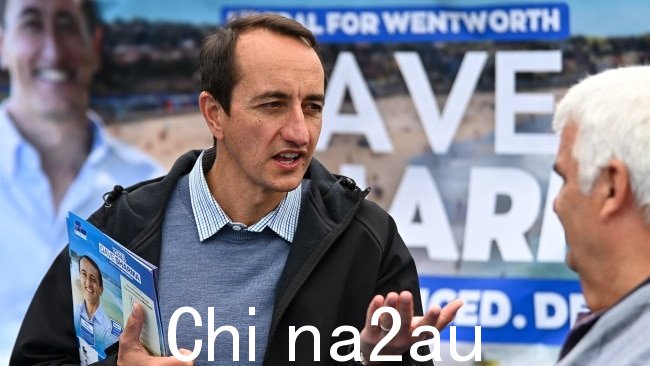 2022 年 5 月 21 日,温特沃斯戴夫夏尔马的自由党成员在澳大利亚大选期间在悉尼邦迪海滩的一个投票站向选民发表讲话。(STEVEN SAPHORE / 法新社摄)(STEVEN SAPHORE/法新社通过盖蒂图片社拍摄) )