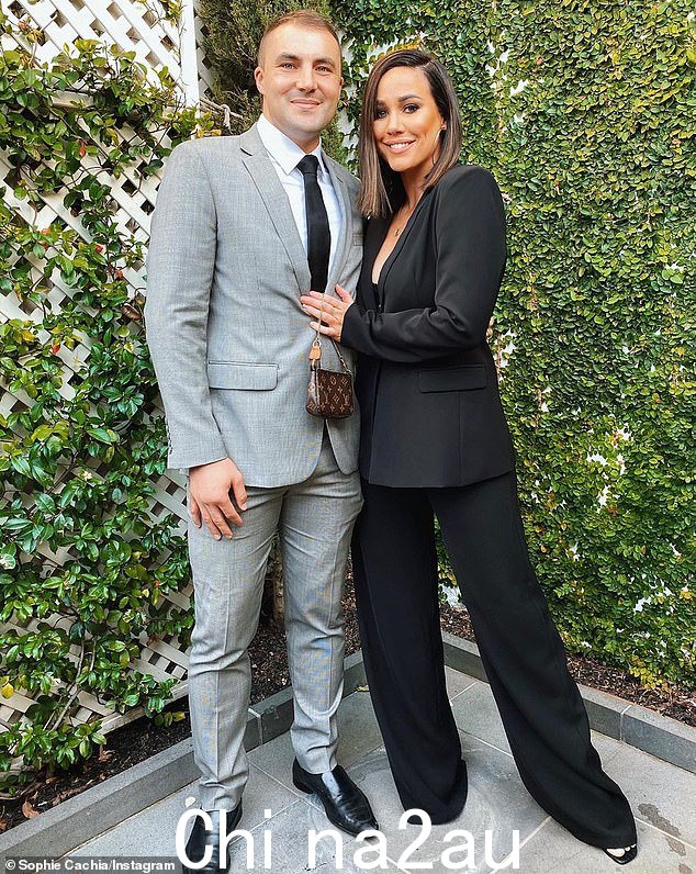 睡衣设计师之前与退休的 AFL 明星 Jaryd Cachia(左)结婚,在她开始与女性约会之前就结束了