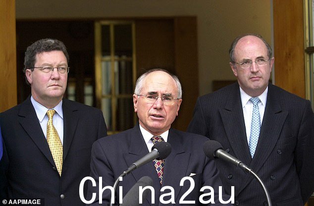 Peter Reith(右)担任过许多内阁职务,包括约翰·霍华德(中)手下的国防部长。 Alexander Downer 左图