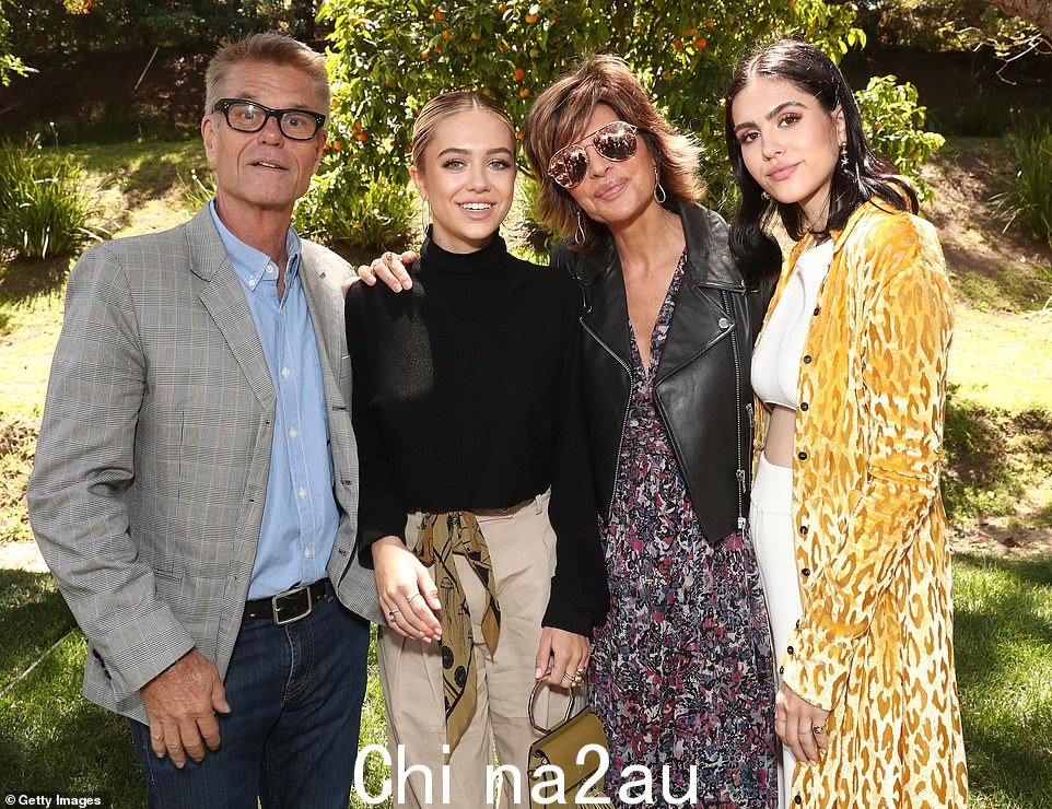哈姆林一家的小女儿、模特阿米莉亚·哈姆林 (Amelia Hamlin),21 岁,(右)曾经在熟食店工作。他们于 1997 年结婚,并于 1998 年迎来了 24 岁的第一个女儿 Delilah,并于 2001 年迎来了 Amelia