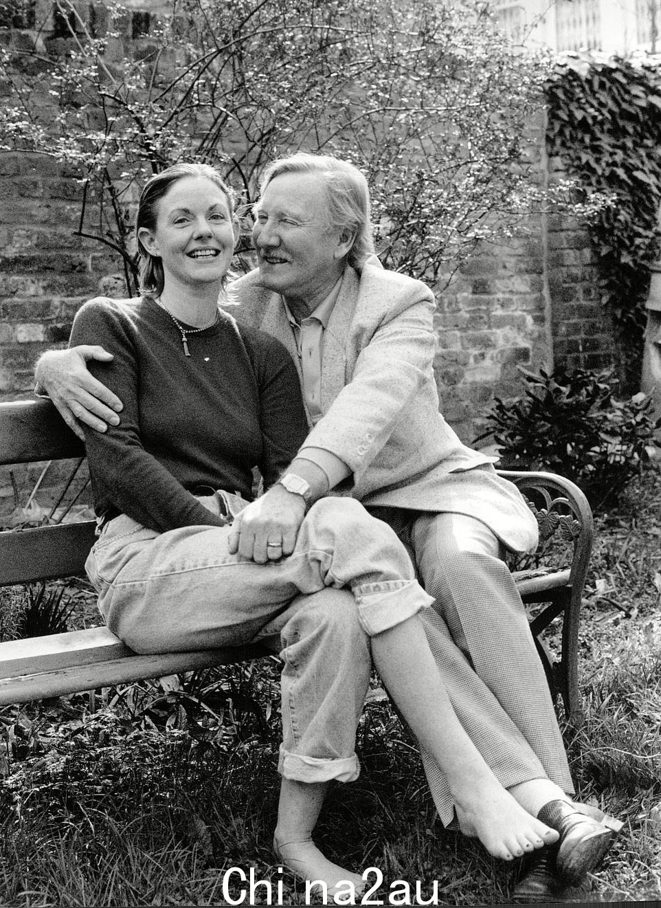 演员 Leslie Phillips 和妻子,女演员 Angela Scoular,于 2011 年去世