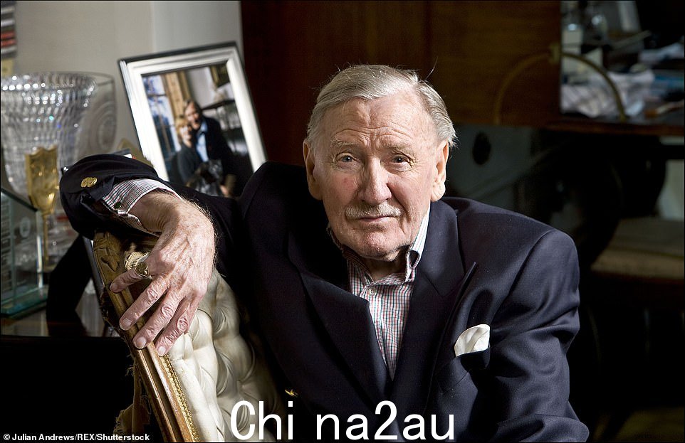 Leslie Phillips 在他心爱的伦敦 Maida Vale 家中,拍摄于 2011 年 10 月 19 日,但仍保持着他温文尔雅的样子