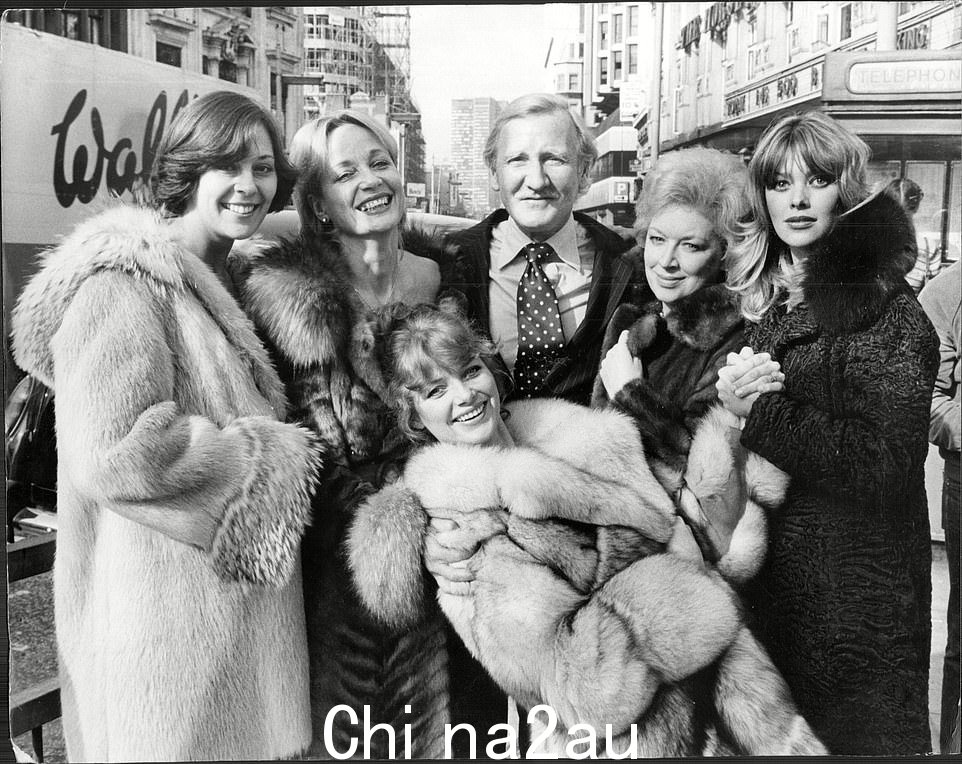 演员 Leslie Phillips 与剧“Not Now Darling”的女演员,包括 June Whitfield