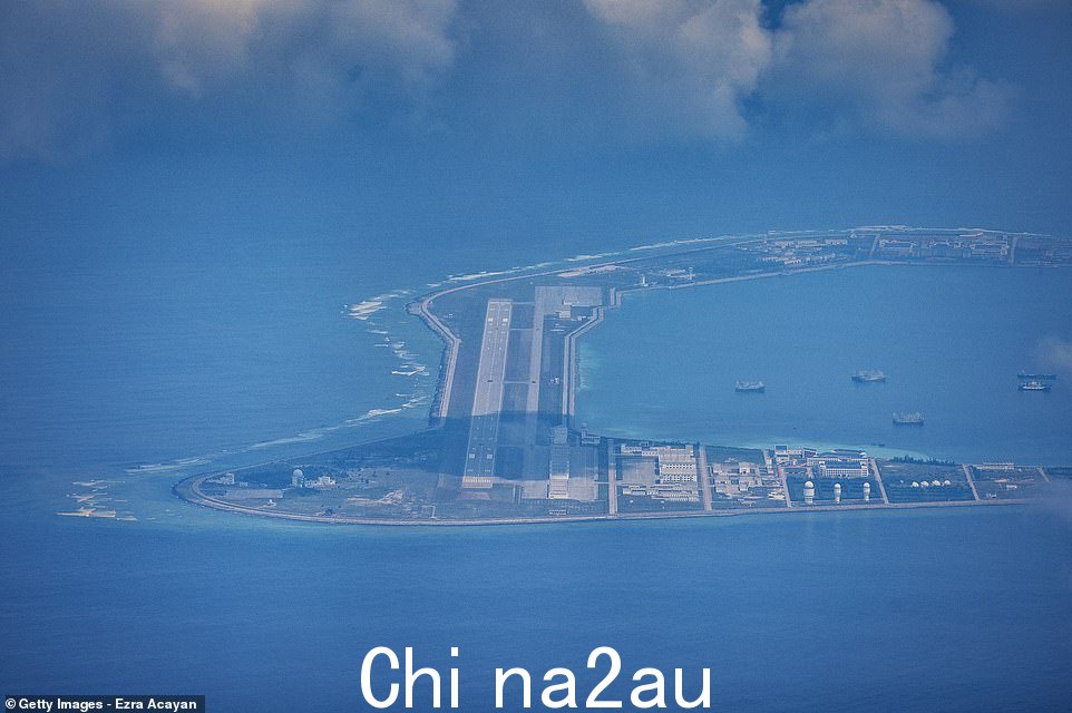 这些珊瑚礁位于对中国对该地区的主权提出质疑并在防御和经济准入方面拥有自己主张的国家之间